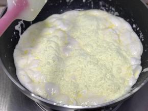 棉花糖融化后，加入奶粉