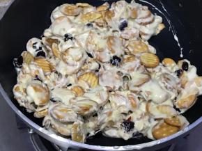 关火，炒匀，现在锅里不会太均匀，没关系，倒在不粘烤盘上，戴着手套用手按扁