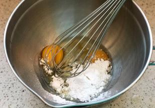 常温鸡蛋，加入糖粉搅打2分钟