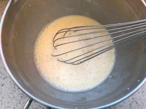 加入牛奶和淡奶油，搅匀