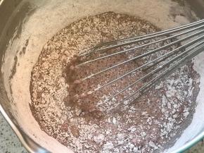 过筛到蛋液盆中，搅匀