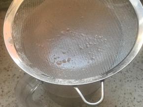 面糊过筛两次，盖保鲜膜，冰箱冷藏15分钟