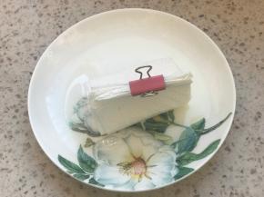 准备一个小碟子，放少许油，准备一块厨房纸巾，叠好