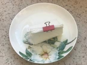 准备一个小碟子，放少许油，准备一块厨房纸巾，叠好