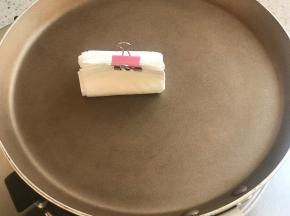 开最小火，平底锅，用厨房纸蹭一圈