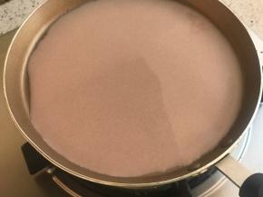 倒入面糊后，放回火源上，还是小火哦