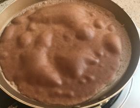 明显起大泡了，就可以离开火源了，用刮刀轻轻分离边缘