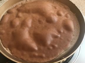 明显起大泡了，就可以离开火源了，用刮刀轻轻分离边缘