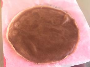 倒在案板上，每放一张饼，就隔一张油纸，或者保鲜膜，过程再重复一次，先降温锅子，刷油，倒面糊，转锅子让面糊均匀铺满锅底，放回火源上…