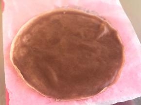 倒在案板上，每放一张饼，就隔一张油纸，或者保鲜膜，过程再重复一次，先降温锅子，刷油，倒面糊，转锅子让面糊均匀铺满锅底，放回火源上…
