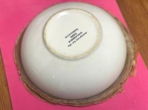 找一个比饼皮稍微小一圈的盘子扣住