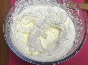 淡奶油加糖，打致全发