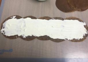 饼皮5张如图叠好，涂抹一半的淡奶油
