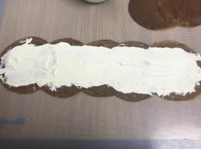 饼皮5张如图叠好，涂抹一半的淡奶油