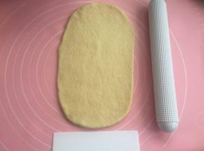 取一个松弛下来的面团擀成长18、宽12点的椭圆形