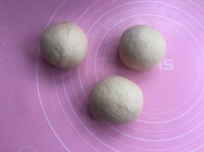 分成均匀3份。滚圆松弛10--15分钟