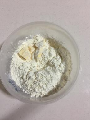 低筋面粉，黄油，泡打粉和盐一同放入大碗中！