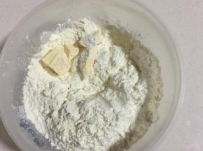 低筋面粉，黄油，泡打粉和盐一同放入大碗中！