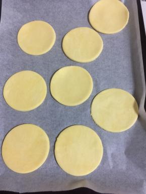 按压出来的派皮码放在铺了油纸或者油布的烤盘上！