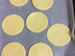 按压出来的派皮码放在铺了油纸或者油布的烤盘上！