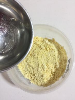 加入凉水，也可以用牛奶来代替！