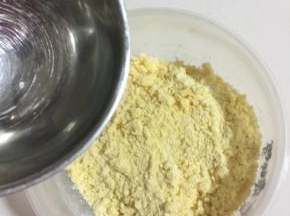 加入凉水，也可以用牛奶来代替！