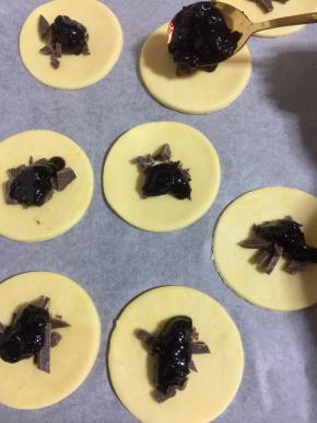 再将蓝莓酱放在派皮上，放的量根据派皮的大小来调整！（馅儿不要放的太多，要不然一会儿按压的时候容易露出来！）