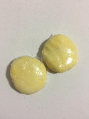 分成两份，包上保鲜膜放入冰箱冷藏松弛半小时。