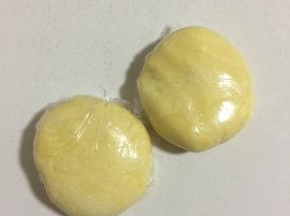 分成两份，包上保鲜膜放入冰箱冷藏松弛半小时。