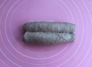 然后两头往中间卷