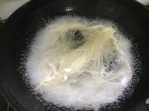笋汤倒入大锅里煮开后放入龙须面