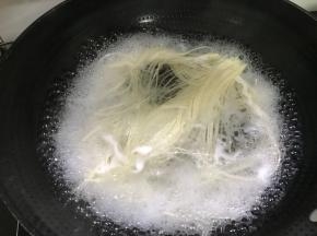 笋汤倒入大锅里煮开后放入龙须面