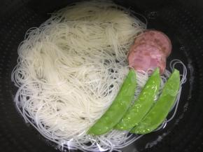 面熟后放火腿片和荷兰豆烫熟即可，放适量盐调味