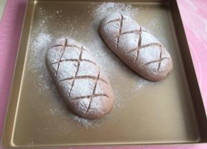 发到2倍，撒些面粉，割自己喜欢的花纹。