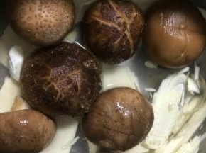 冬笋片和香菇一起放入锅中煮沸，转中火煮10分钟