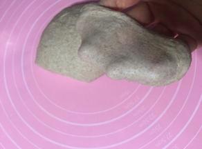 15分钟后加入玉米油开始揉面，很快（12分钟）就出膜了