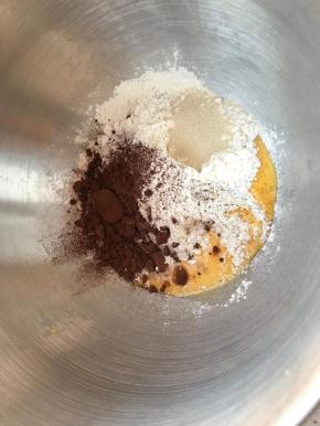 准备面团材料，除黄油外，放入厨师机或者面包机，酵母不要和盐直接接触，水量我用95克，根据面粉吸水程度实际更改，揉面约15分钟。