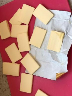 揉面过程准备黄油95克，切成小片