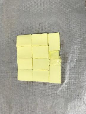 铺一层油纸，把黄油摆放成一个正方形
