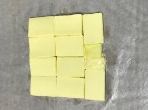 铺一层油纸，把黄油摆放成一个正方形