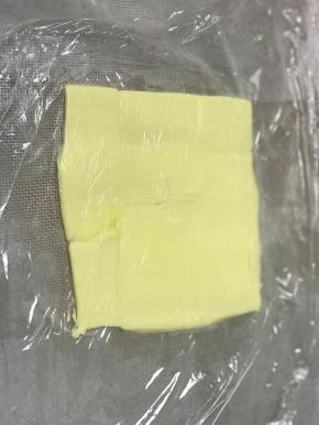 盖一张保鲜膜，擀成比较均匀薄厚的