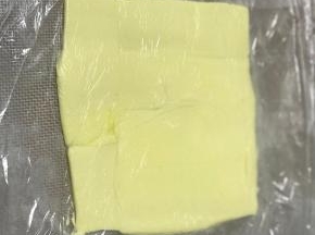 盖一张保鲜膜，擀成比较均匀薄厚的