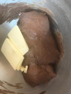 面团揉15分钟后，加入软化黄油20克。继续揉15分钟左右。