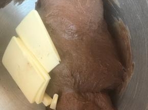 面团揉15分钟后，加入软化黄油20克。继续揉15分钟左右。
