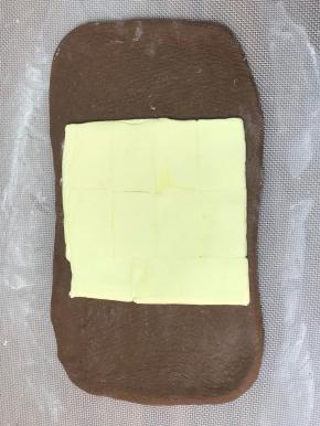 把面团擀成长方形，黄油片，放中间