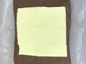 把面团擀成长方形，黄油片，放中间