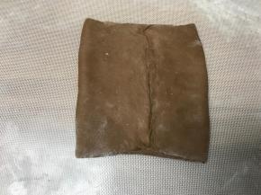 左右盖住，中间捏好收口