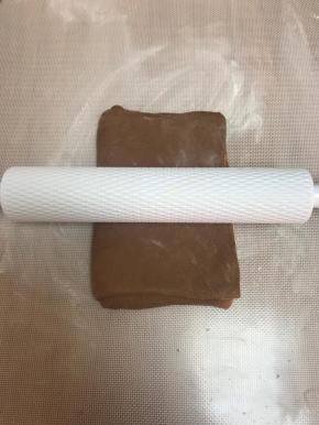 竖着放，继续擀长50公分左右，像步骤12一样，叠被子