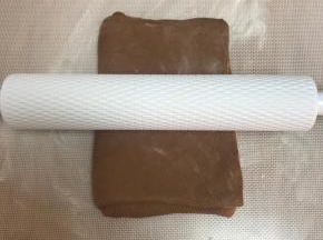 竖着放，继续擀长50公分左右，像步骤12一样，叠被子