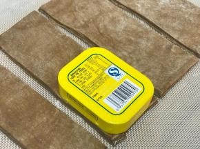 找个类似扑克牌宽度的物件，比着切开，提前把四边切掉